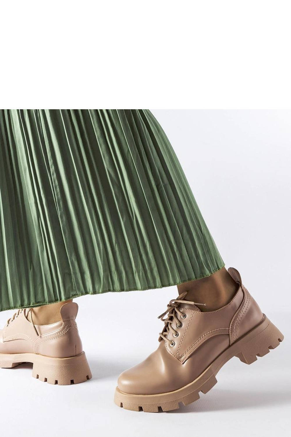 Beżowe półbuty o matowym wykończeniu Charleston - Solea - obrazek 2