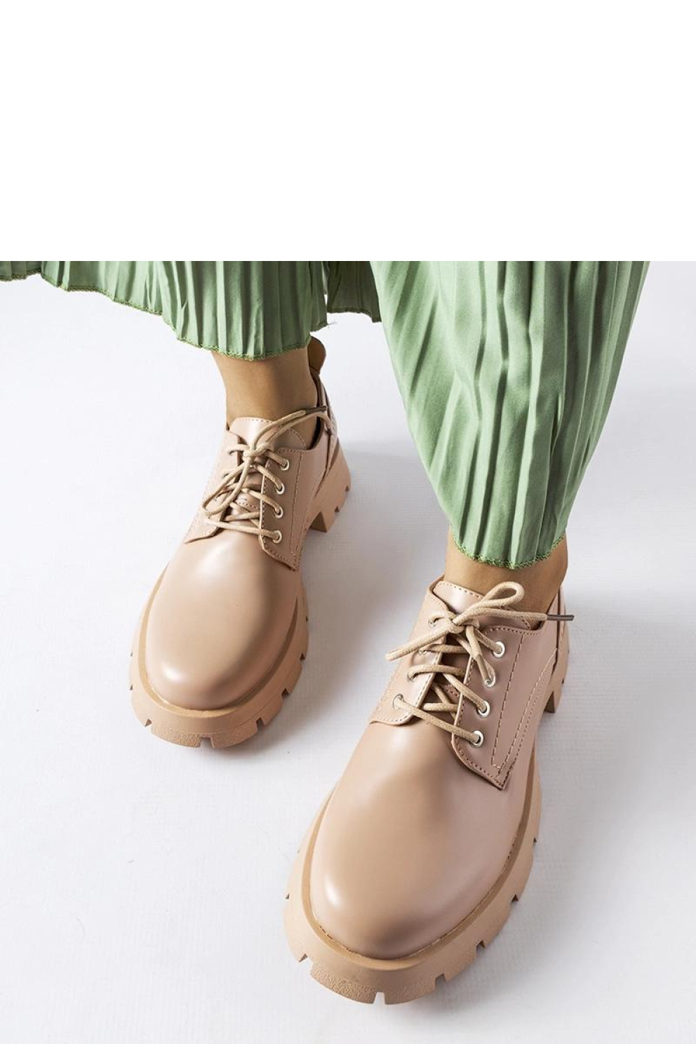 Beżowe półbuty o matowym wykończeniu Charleston - Solea - obrazek 3