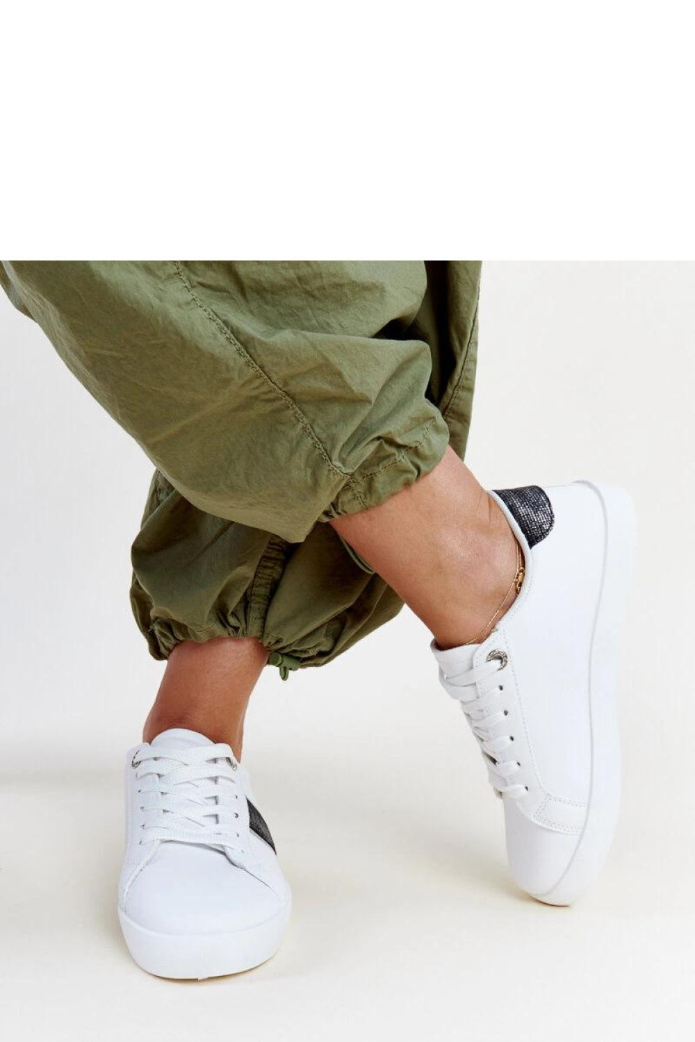 Biało-czarne sneakersy z ozdobnym paskiem Grada - Solea - obrazek 3