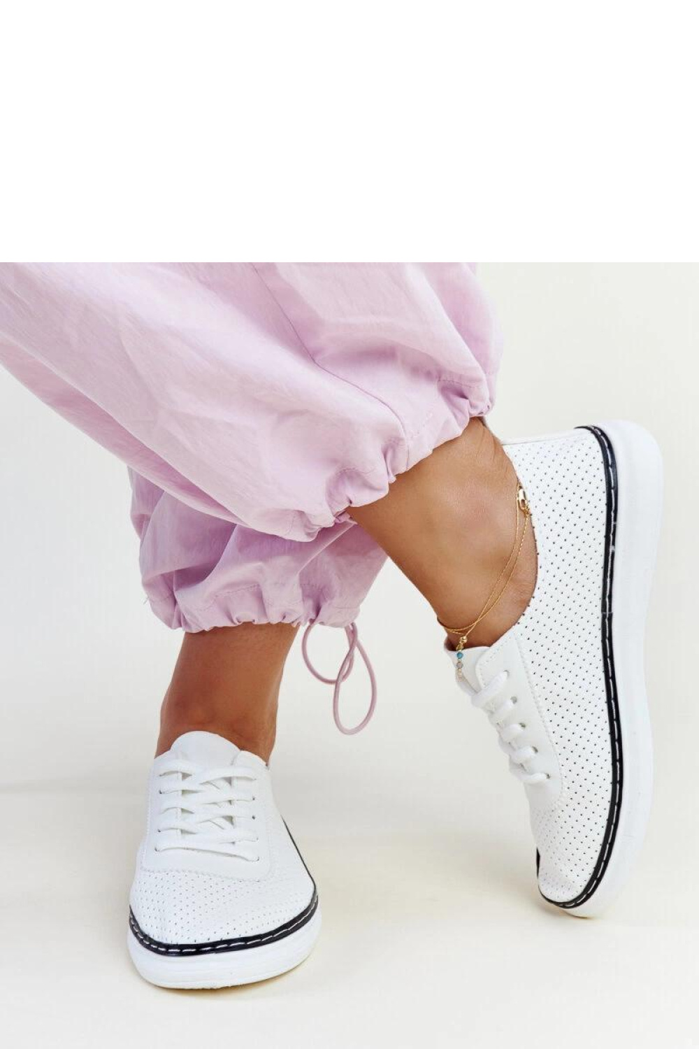 Biało-czarne ażurowe tenisówki Biserka - Solea - obrazek 2