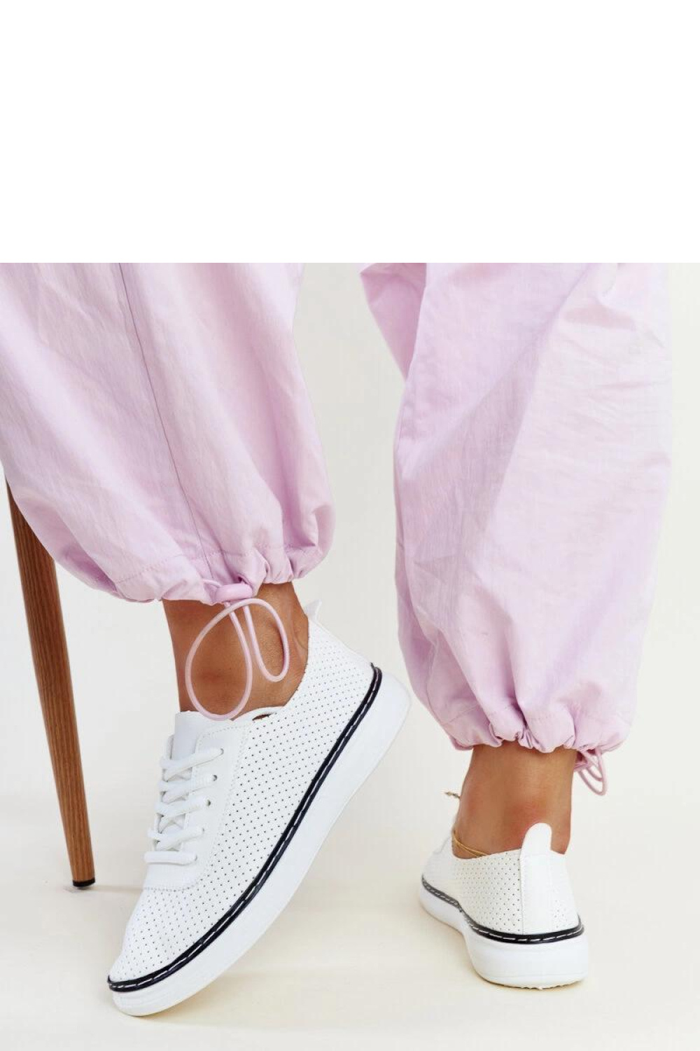 Biało-czarne ażurowe tenisówki Biserka - Solea - obrazek 5