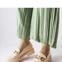 Beżowe damskie mokasyny zdobione klamrą Piazzo – Solea