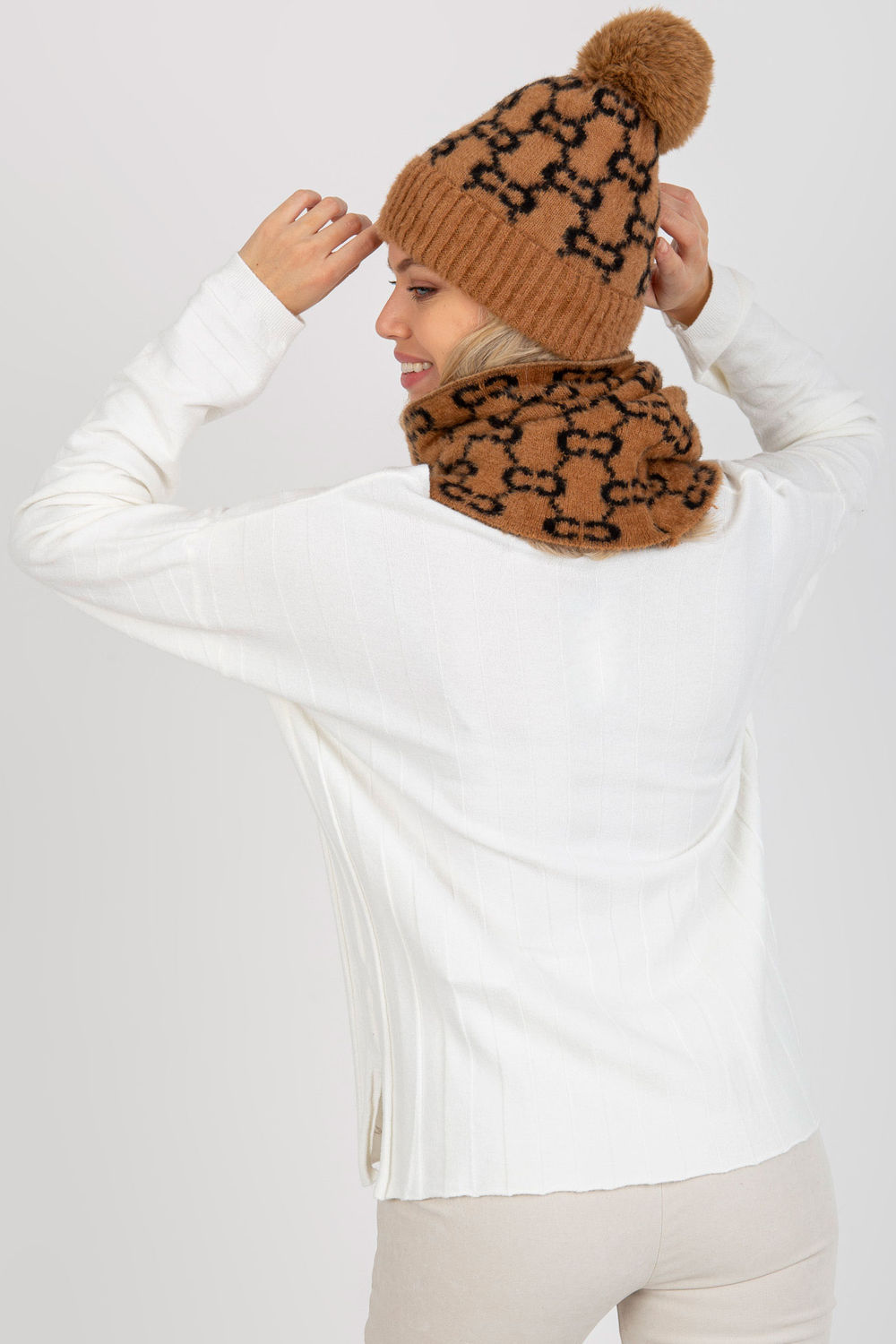 Czapka Damska Model AT-CZ-CM-319.41P Camel - AT - obrazek 3