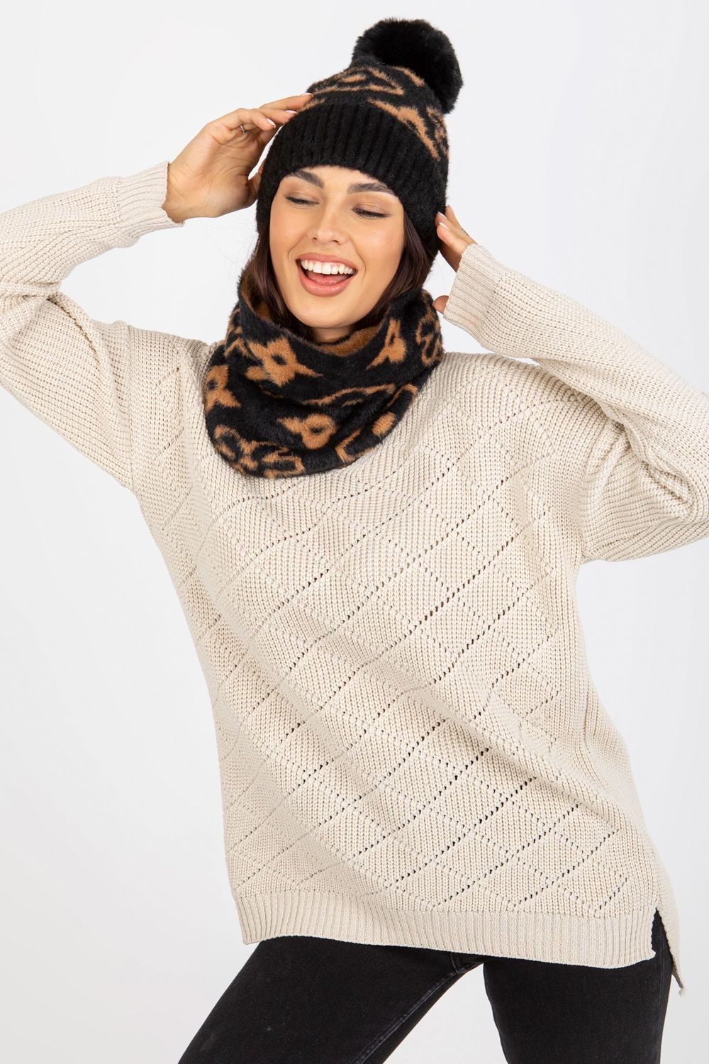 Czapka Damska Model AT-CZ-CM-317.85 Black - AT - obrazek 3