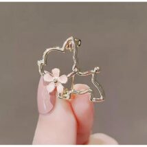 Broszka ozdobna emaliowana – piesek z kwiatkiem BZ210