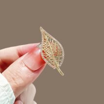 Broszka ozdobna – złoty liść z cyrkoniami BZ212