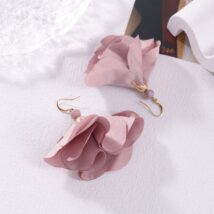 Kolczyki wiszące, efektowne materiałowe kwiaty, koraliki K1703