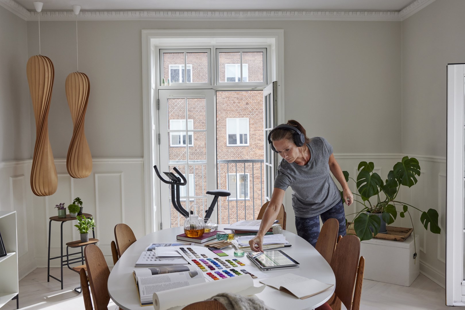 POLY Zestaw słuchawkowy Voyager Surround 80 UC USB-C + przejściówka USB-C/A - obrazek 3