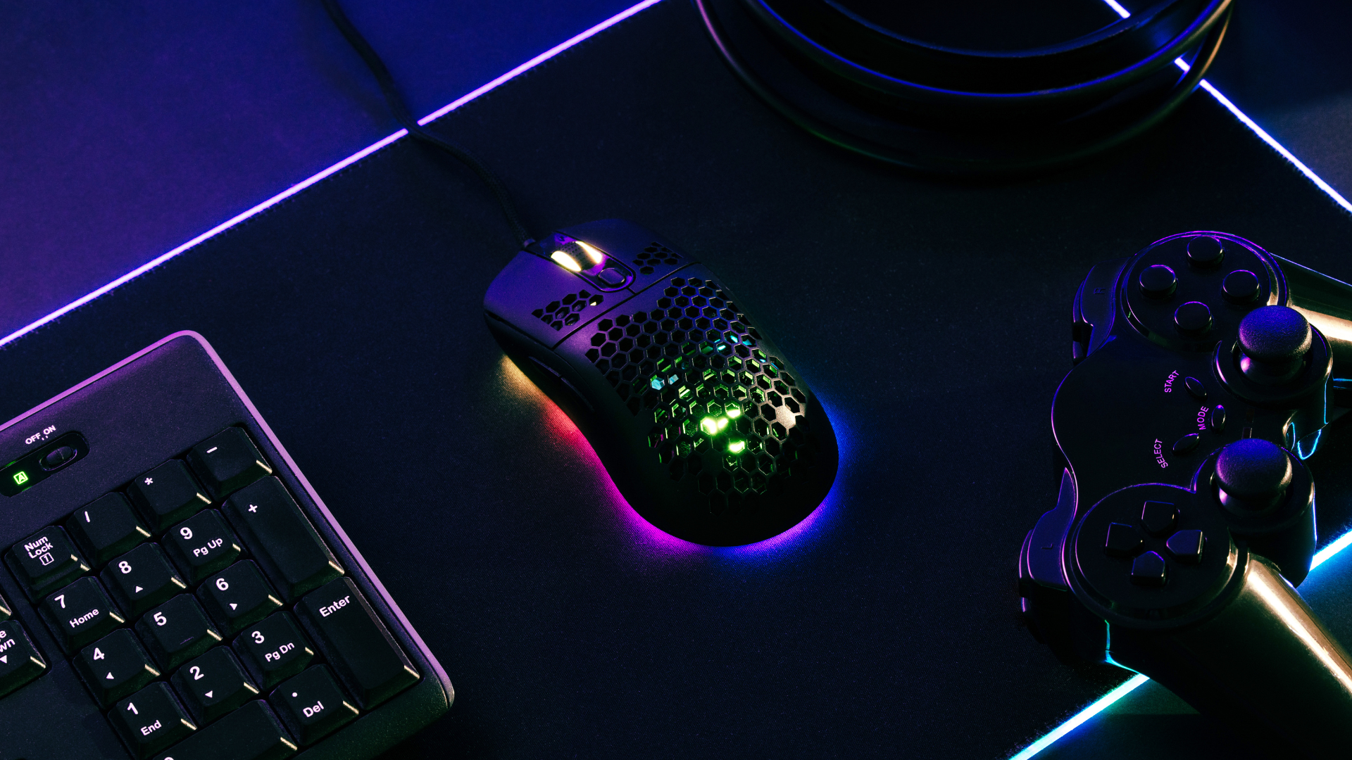 Jak zbudować mobilne biuro: akcesoria, które zmienią laptop w wygodną stację pracy? – Gliwice