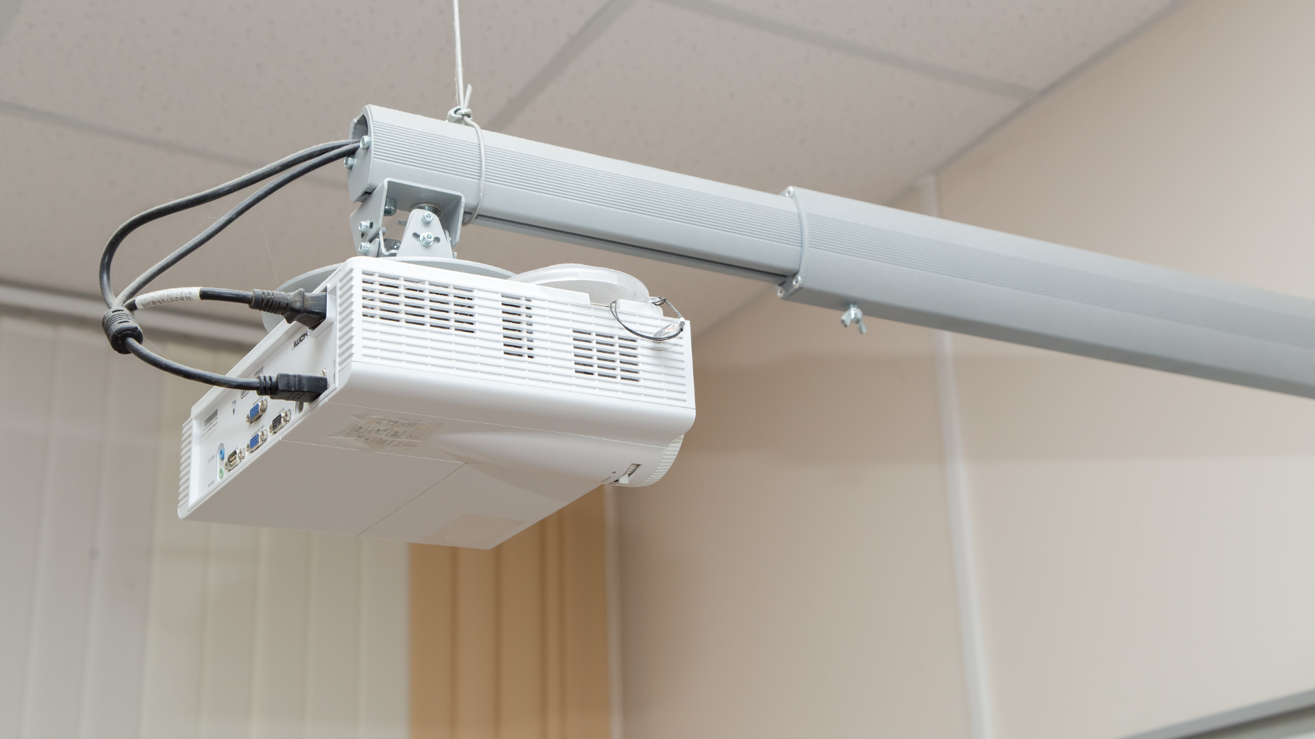 Jak zbudować budżetowe domowe kino: projektor, dźwięk i akcesoria bez remontu? – Sopot